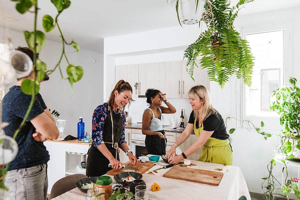 friends-preparing-meal
