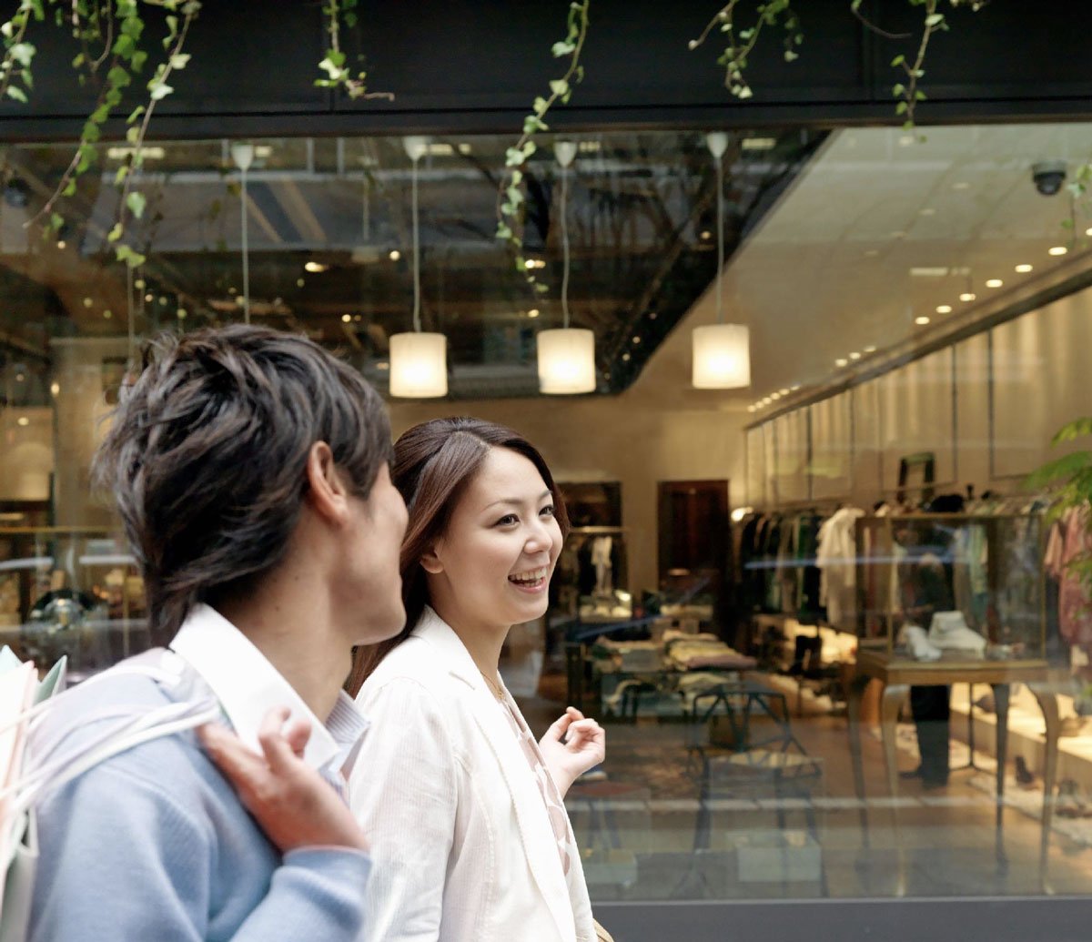 young-couple-shopping